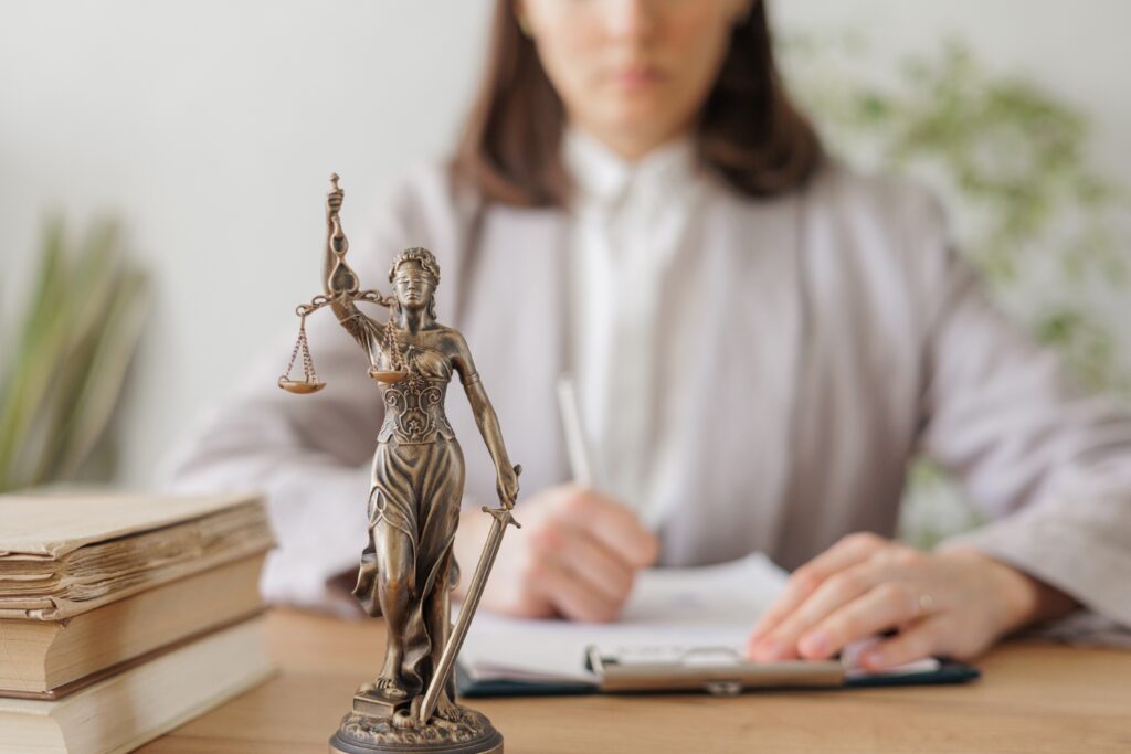 legal-advice-in-the-office-or-online-a-female-law-2022-03-22-00-50-10-utc